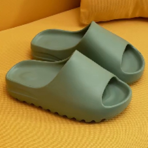 🩴 Green Slides - Picture 5 of 5